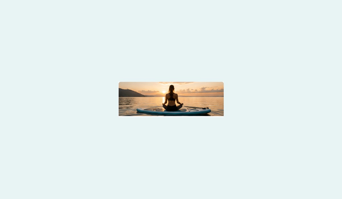 Lugn yoga på bräda i solnedgång